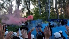 EKSTREMISTI PRAVE HAOS NA ŠODROŠU Bacaju dimne bombe i ugrožavaju životinje; Novosađani im rekli: NE! (VIDEO)