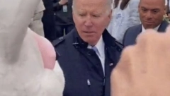 DŽO ZABORAVIO GDE JE! Predsednik SAD šetao sa Makronom, a onda stao pored Rusi i počeo da mu gleda ruke! (VIDEO)