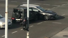 KARAMBOL NA NOVOM BEOGRADU Džip se zakucao u automobil nasred raskrsnice, saobraćaj usporen!