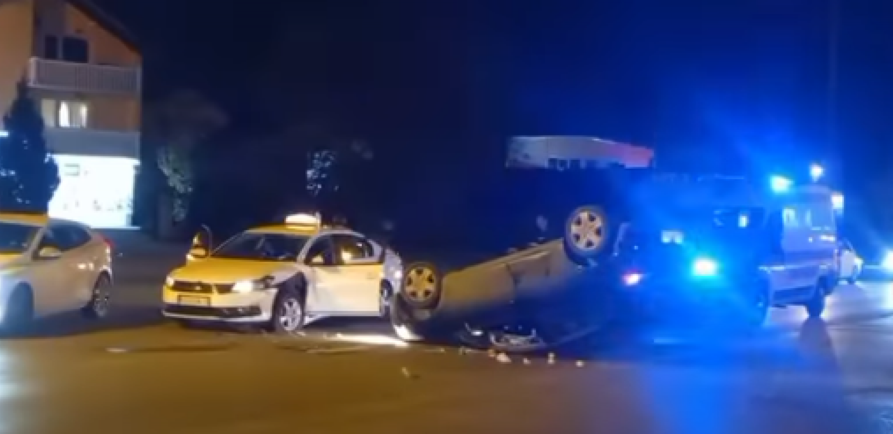 STRAHOVIT UDES NA LEDINAMA Auto se od siline udara prevrnuo na krov (VIDEO)