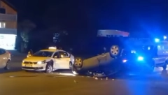 STRAHOVIT UDES NA LEDINAMA Auto se od siline udara prevrnuo na krov (VIDEO)