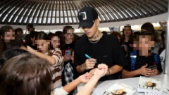 RASPAMETILI NAJMLAĐE Više stotina dece uz vrisak dočekalo Sergeja i Minu (FOTO)