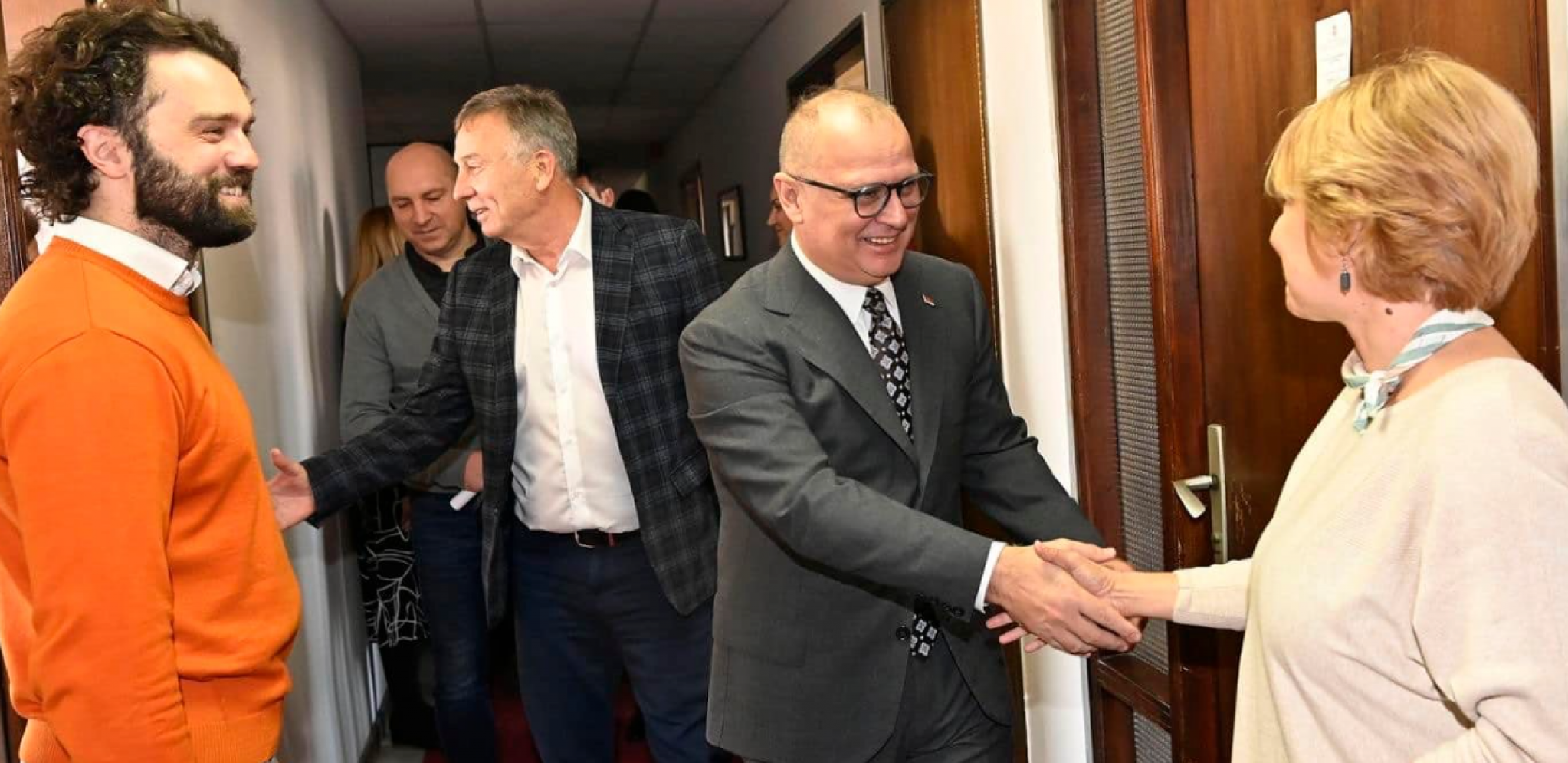 "ZAHVALAN SAM IM ZA VELIKI TRUD I RAD KOJI ULAŽU" Vesić obišao zaposlene u Ministarstvu građevinarstva, saobraćaja i infrastrukture
