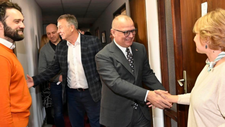"ZAHVALAN SAM IM ZA VELIKI TRUD I RAD KOJI ULAŽU" Vesić obišao zaposlene u Ministarstvu građevinarstva, saobraćaja i infrastrukture