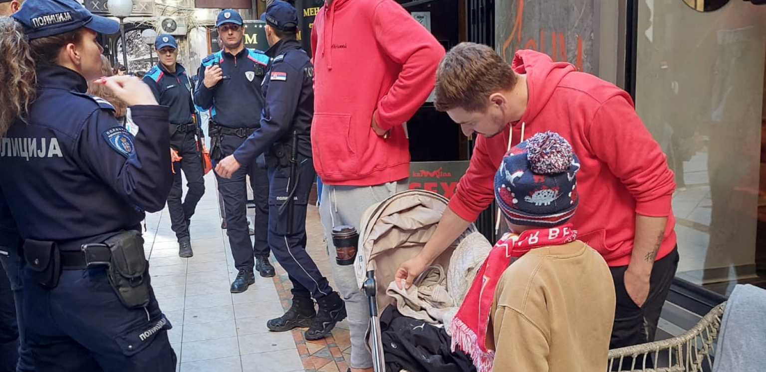 HITNO PREBAČENA U BOLNICU Poznato stanje bebe na koju je pala fasada u Knez Mihailovoj