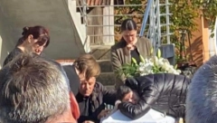 MLAĐO, SINE! DOĆI ĆE MAMA, SINE! Beli kovčeg ispred rodne kuće Mladena Dulića, jauci paraju nebo iznad Laktaša (FOTO)