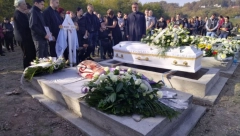 TUGA! PORODICA I PRIJATELJI SE OPROSTILI OD MLADIĆA IZ LAKTAŠA Mladen spremio 50 sveća za svoj ispraćaj!