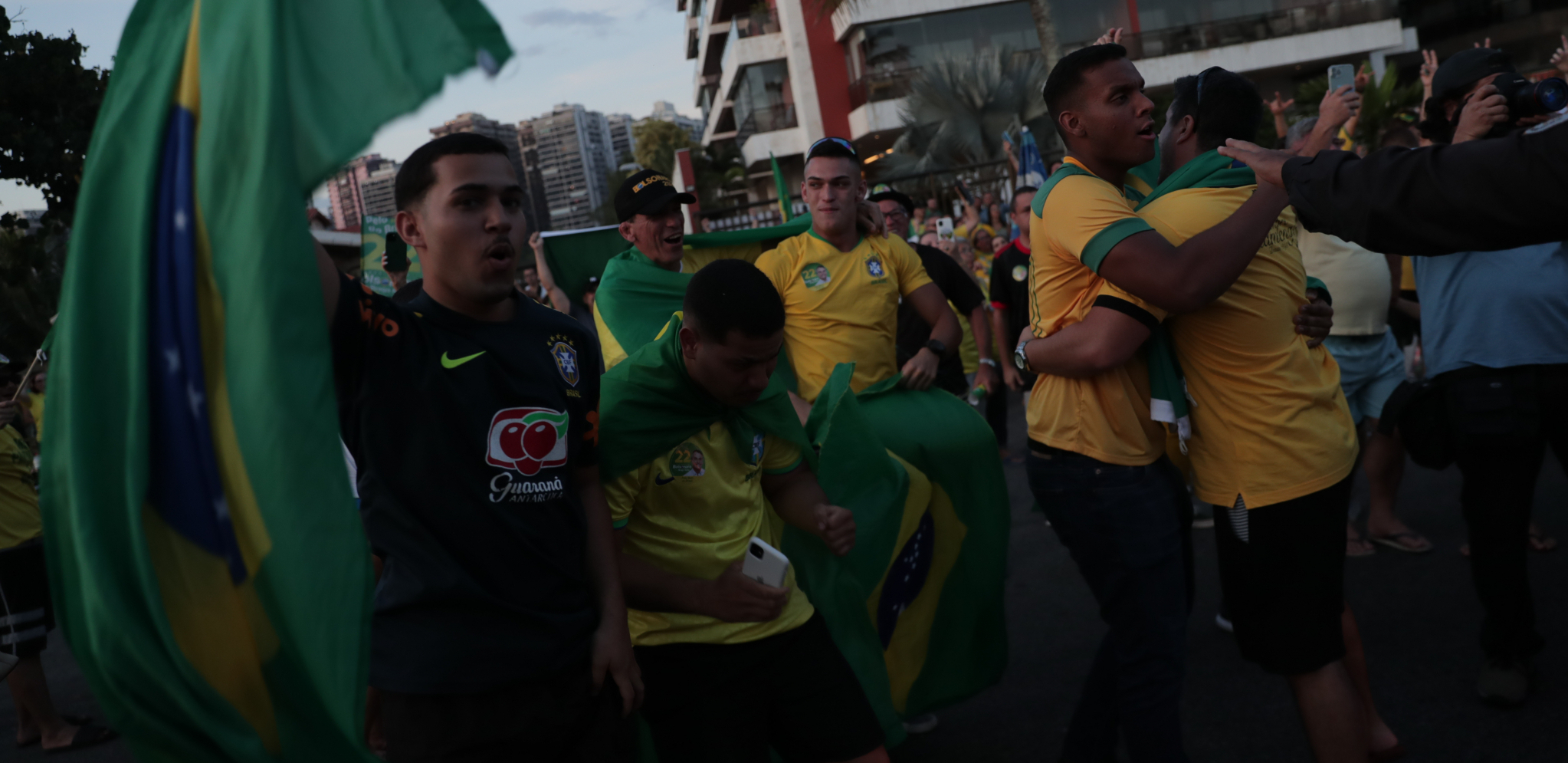 NAPETA IZBORNA TRKA U BRAZILU Istraživanja daju prednost Da Silvi, dok prvi rezultati pokazuju da Bolsonaro vodi