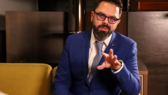 OSLEPEO OTAC PETRA GRAŠA Sve se desilo preko noći, pevač izneo sve detalje agonije