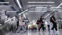 SKRIVENI IZA KAPA I HIRURŠKIH MASKI PELJEŠILI DRAGOCENOSTI OD PUTNIKA Španska policija uhapsila trojicu Srba osumnjičenih za krađu na aerodromu u Valensiji