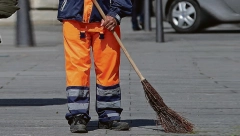 DETALJI NAPADA NA RADNIKA GRADSKE ČISTOĆE Momak i devojka ga udarali metlom po glavi