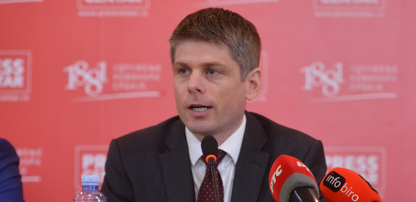 GUJON SAMLEO OPOZICIJU "Nemci hoće Srbe da proglase genocidnim narodom, a vi trčite u Bundestag da tužakate! Skandal!"