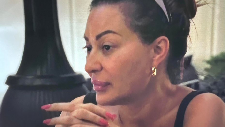 U RUCI DRŽI 2.230 EVRA Hit snimak Cece Ražnatović, pevačica snimala sestru Lidiju na aerodromu (FOTO)