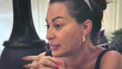 U RUCI DRŽI 2.230 EVRA Hit snimak Cece Ražnatović, pevačica snimala sestru Lidiju na aerodromu (FOTO)