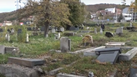 ČIST VANDALIZAM! Maloletnici skrnavili grobove u Boru, sa spomenika krali mesingane predmete