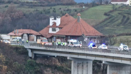 PRVA SLIKA UŽASA KOD UŽICA Ovde su nastradali dete (6) i policajac, otac mališana povređen! (FOTO)