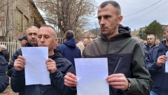 U RUKAMA NOSILI PAPIRE NA ĆIRILICI Oko 300 srpskih policajaca, komandira i rukovodioca sa severa KiM podneli ostavke (FOTO)