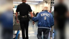 BANKA IZBACILA DEKU (92) NA ULICU Onda je policajac umesto da ga uhapsi, uradio nešto što ih je posramilo