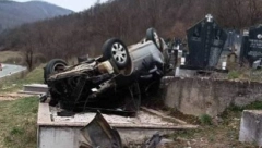 BIZARNA NESREĆA U BRUSU Srbija gleda sliku u neverici:  Prevrnuo se autom i sleteo pokojniku pravo na grob? (FOTO)