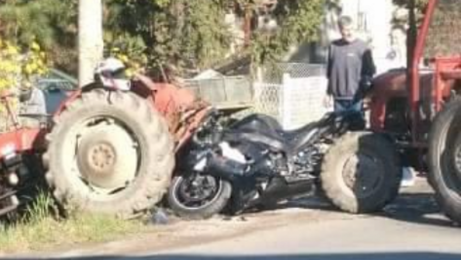 TEŠKA NESREĆA U VELIKIM CRLJENIMA Motociklista se zakucao u traktor, u teškom stanju prebačen u Beograd (FOTO)