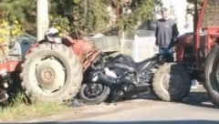 TEŠKA NESREĆA U VELIKIM CRLJENIMA Motociklista se zakucao u traktor, u teškom stanju prebačen u Beograd (FOTO)
