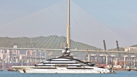 RUSKA GRDOSIJA PLOVI IVICOM SVETOVA Ratni brod zamaskiran u skupocenu jahtu?