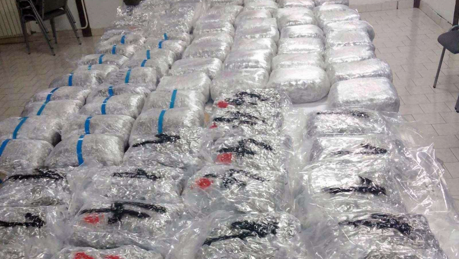 SPEKTAKULARNA AKCIJA POLICIJE KOD TUTINA Uhapšena trojica mladića, u džakovima krili više od 120 kilograma marihaune! (FOTO)