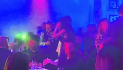 ALO! PAPARAZZO Popularni glumac poput sultana uživao u alkoholu i društvu mladih žena