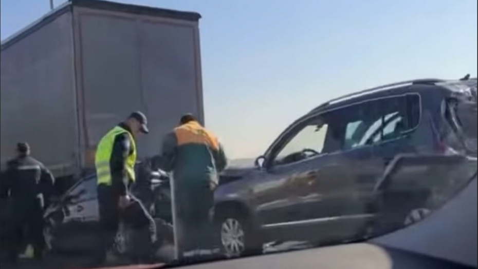STRAVIČNA NESREĆA KOD ORLOVAČE Sudarila se dva automobila i dva šlepera! (VIDEO)