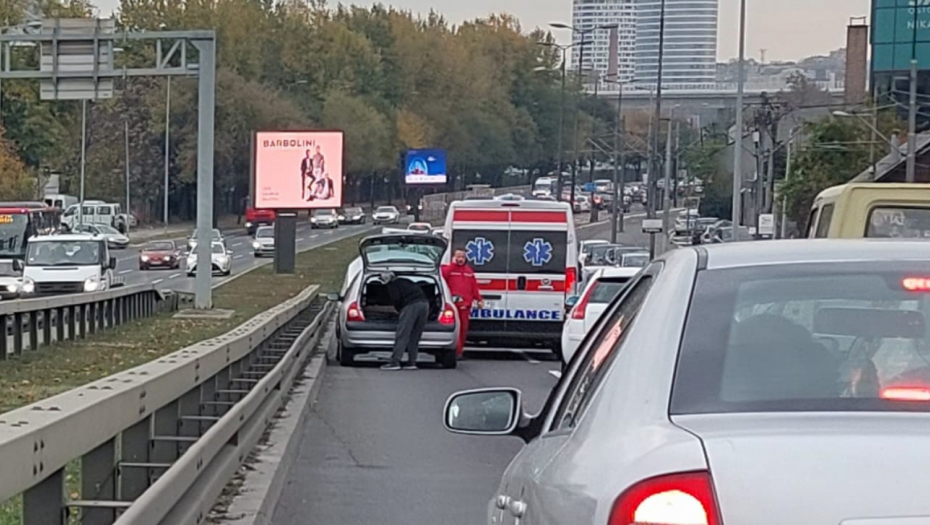 NEPOMIČNA KOLONA VOZILA: U Bulevaru Vojvode Mišića u smeru ka gradu totalni kolaps, Hitna pomoć interveniše na licu mesta! (FOTO/VIDEO)