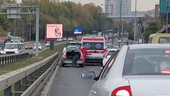 NEPOMIČNA KOLONA VOZILA: U Bulevaru Vojvode Mišića u smeru ka gradu totalni kolaps, Hitna pomoć interveniše na licu mesta! (FOTO/VIDEO)