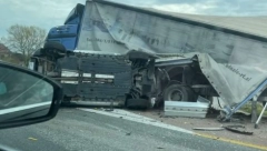 POTRESNA SCENA NA PANČEVAČKOM PUTU Automobil se zakucao u kamionsku prikolicu, prevrnuo se od siline udara (FOTO)
