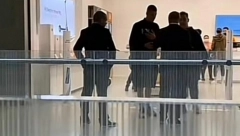 JA SAM BOG Jutjuber Stefan Janković se ponovo bahati, obezbeđenje ga izbacilo napolje (FOTO)
