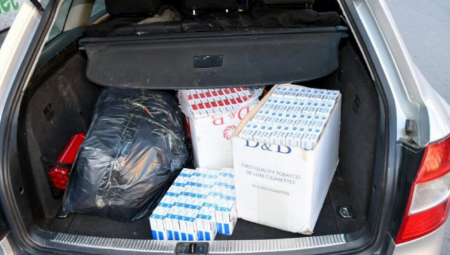 POPUŠIO I KRIVIČNU PRIJAVU Muškarac iz Leskovca u gepeku automobila krio cigarete i duvan, količina enormna! (FOTO)