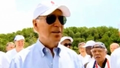 PREDSEDNIK BAŠ UME DA SE ZABAVLJA Bajden napravio skandal na Samitu G20 na Baliju, pipao mišiće ruskom snimatelju, novinari se valjali od smeha