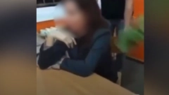 NEPOŠTOVANJE I NEKULTURA Nastavnica sedi u strahu za život, đaci je obaraju na pod
