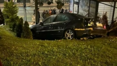 DEVOJKA ULETELA KOLIMA MEĐU LJUDE Nesreća u Požeškoj ulici preko puta škole (VIDEO)