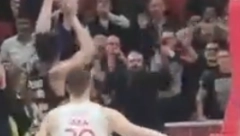 ZVEZDI STIGLA NEOČEKIVANA POMOĆ Utakmica se lomila, a onda se pojavio pop u mantiji (VIDEO)