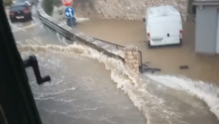 SAOBRAĆAJNI KOLAPS U CG: Dramatično u Platijama, blokiran put kroz Vraneš, odron na autoputu- Voda na sve strane
