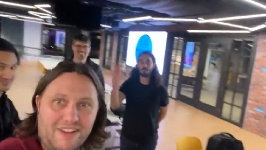SUROVO! OTPUSTIO ZAPOSLENE POSLE DESET GODINA RADA Očajni radnici Tvitera snimili video koji je uzdrmao planetu (VIDEO)