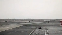 BEŽANIJA PO AERODROMSKOJ PISTI Nakon prinudnog sletanja aviona u Barselonu, 14 putnika uhapšeno - među njima i trudnica!