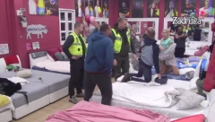 ANĐELA NASRNULA NA BOŽU Žestoki rat učesnika, obezbeđenje ih jedva razdvojilo (VIDEO)