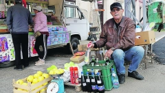 EKSKLUZIVNO Otac Rade Manojlović ugostio ekipu Alo! na pijaci, pa otkrio sve detalje života, progovorio o ćerki i zaradi! (VIDEO)