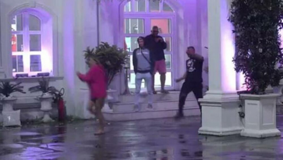 TRESLA SE BELA KUĆA Uroš Ćertić prosuo na Miljanu celu pepeljaru, nastao opšti haos (VIDEO)