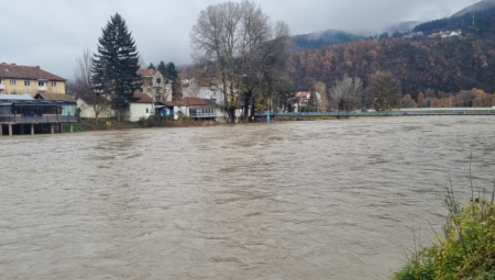 JEZIV PRIZOR U PRIBOJU Reka na površinu izbacila nadgrobni spomenik - vidi se ime, prezime i datum smrti, evo ko je bio pokojnik (FOTO)