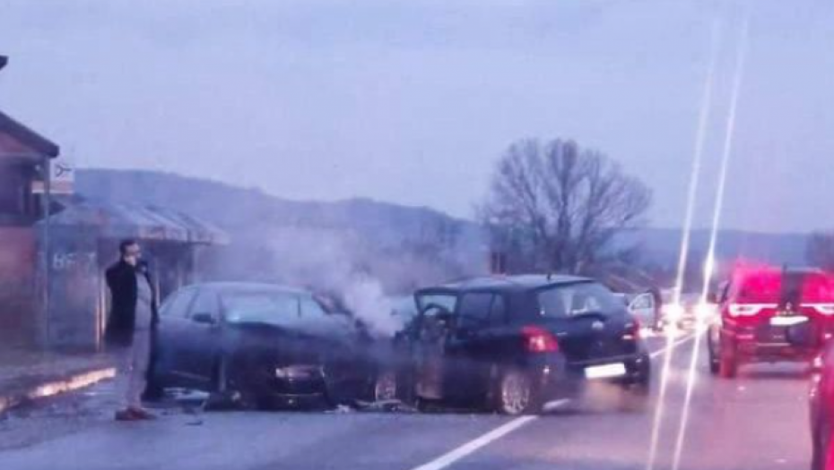 TEŠKA SAOBRAĆAJKA KOD UMKE Jeziva scena na Obrenovačkom putu, od siline udara razvaljena zaštitna ograda - dvoje teže povređenih (FOTO)