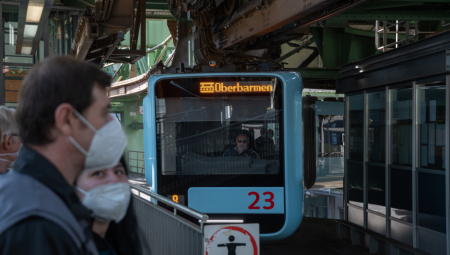 SRBIN I SLOVAK UHAPŠENI U BEČU Putnika prskali biber sprejom i pretili mu nožem u kupeu voza, evo šta su odneli!