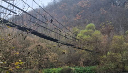 Srušen viseći most u Ovčar Banji