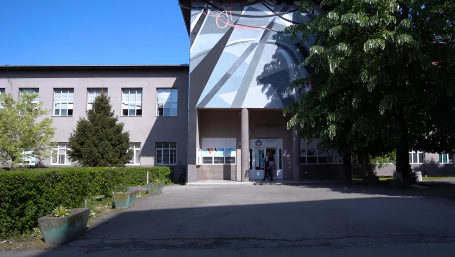 NASILJE NAD PROFESORKOM U TRSTENIKU Veštaci ocenili da je đak koji je snimao incident - nezreo; odloženo saslušanje svedoka (FOTO)