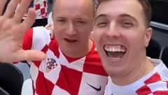 SRPSKI JUTJUBER DOŠAO U HRVATSKOM DRESU NA TRIBINU S NAJVATERNIJIM NAVIJAČIMA HRVATSKE Pogledajte kako su reagovali kada su ga videli (VIDEO)